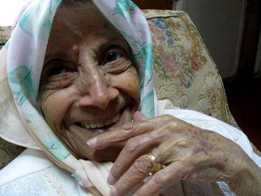 عکس: اولین دختری که دیپلم گرفت !!