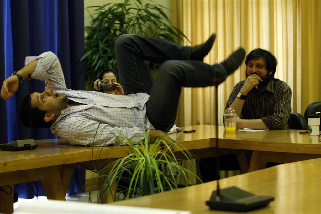 واکنش‌های بسیار عجیب حامد بهداد در نشست مطبوعاتی نمایش تازه‌اش!