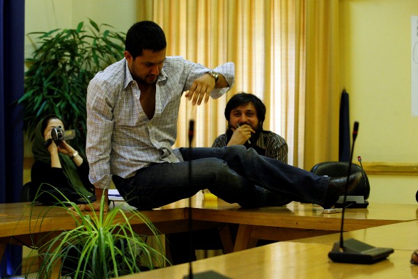 واکنش‌های بسیار عجیب حامد بهداد در نشست مطبوعاتی نمایش تازه‌اش!