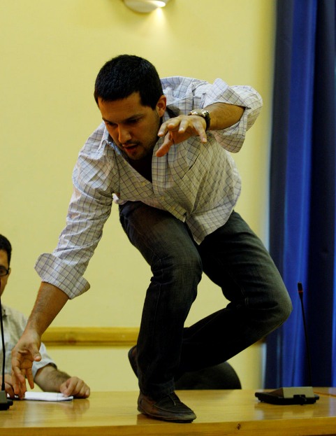 واکنش‌های بسیار عجیب حامد بهداد در نشست مطبوعاتی نمایش تازه‌اش!