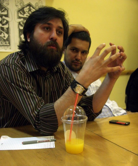 واکنش‌های بسیار عجیب حامد بهداد در نشست مطبوعاتی نمایش تازه‌اش!