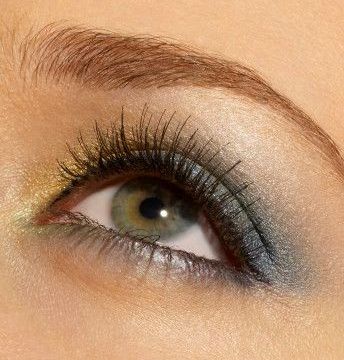 آرایش صورت با رنگ چشم سبز و پوست تیره!