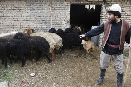 وقتی الهام حمیدی اتشنشان میشودوبهنوش بختاری مکانیک..............! وقتی الهام حمیدی اتشنشان میشودوبهنوش بختاری مکانیک..............!