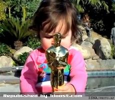 کودک 15 ماهه جایزه اسکار پدرش را شکست