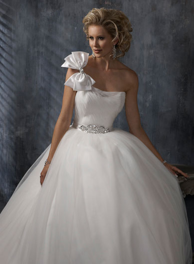 لباس عروس همراه خود عروس :))