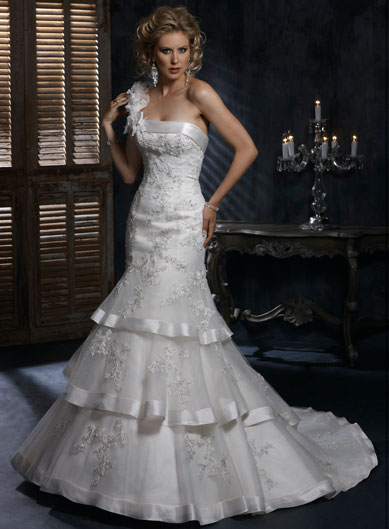 لباس عروس همراه خود عروس :))