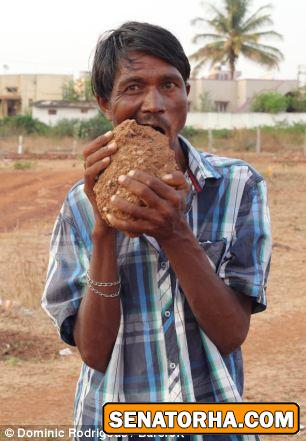 مرد هندی روزی ۳ کیلو سنگ می‌خورد + عکس