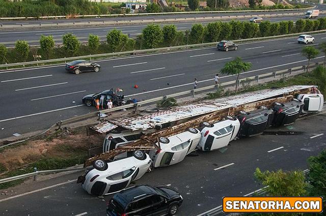 کامیون حمل خودرو پورشه چپ کرد