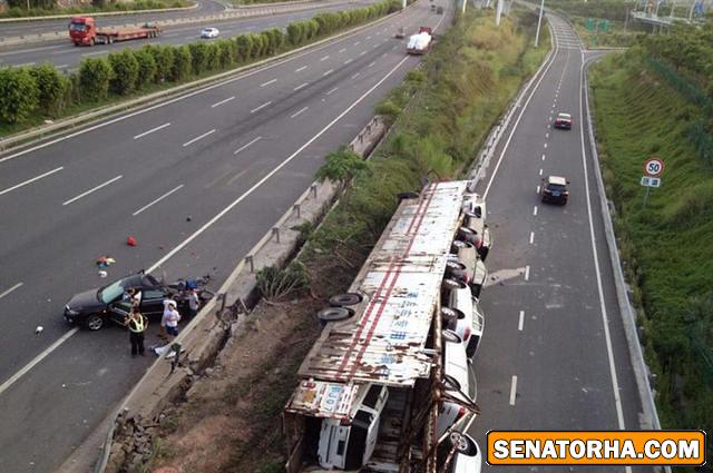 کامیون حمل خودرو پورشه چپ کرد