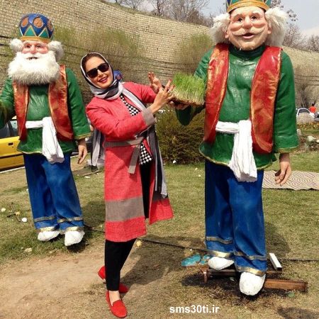 عکس الناز شاکردوست در حال گره دادن سبزه