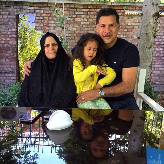 عکس علی دایی در کنار مادر و دخترش