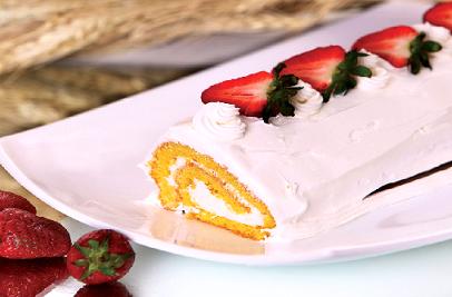 رولت خامه ای با توت فرنگی رولت خامه ای با توت فرنگی